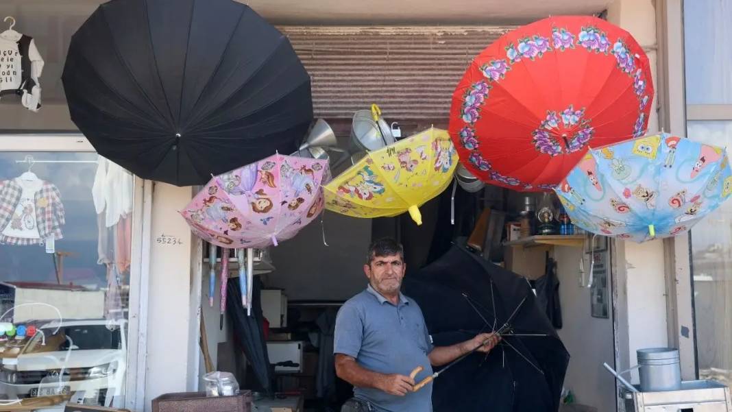 Hatay’da Kuvvetli Sağanak Sonrası Şemsiye Tamircisine Akın Başladı! 2